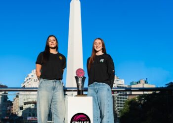 Dos viejas cono conocidas cara a cara por el título