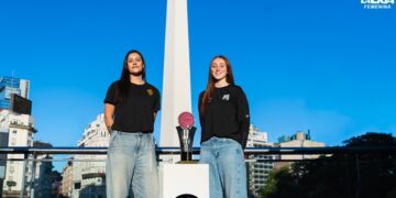 Dos viejas cono conocidas cara a cara por el título