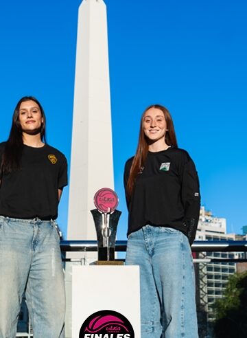 Dos viejas cono conocidas cara a cara por el título