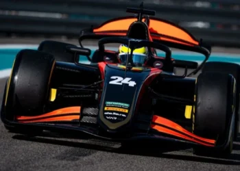 Nico Varrone terminó 13º en Miami tras un toque y dejó pasar una buena chance en la Fórmula 2