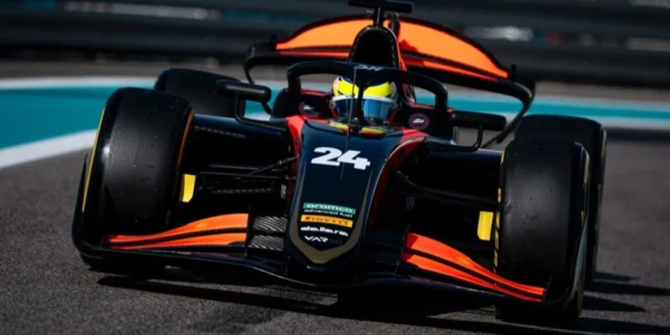 Nico Varrone terminó 13º en Miami tras un toque y dejó pasar una buena chance en la Fórmula 2