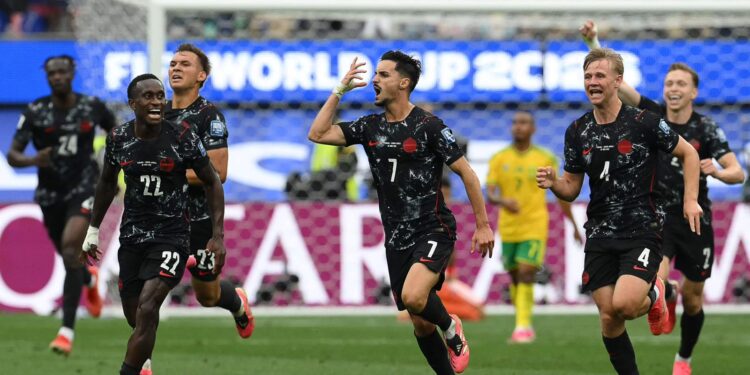 Canadá eliminó a Sudáfrica sobre la hora y avanzó por primera vez a los octavos de final