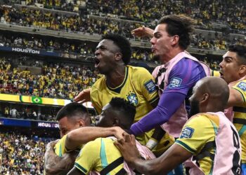 Brasil venció a Japón en los últimos minutos y clasificó a octavos de final