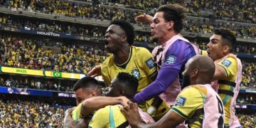 Brasil venció a Japón en los últimos minutos y clasificó a octavos de final