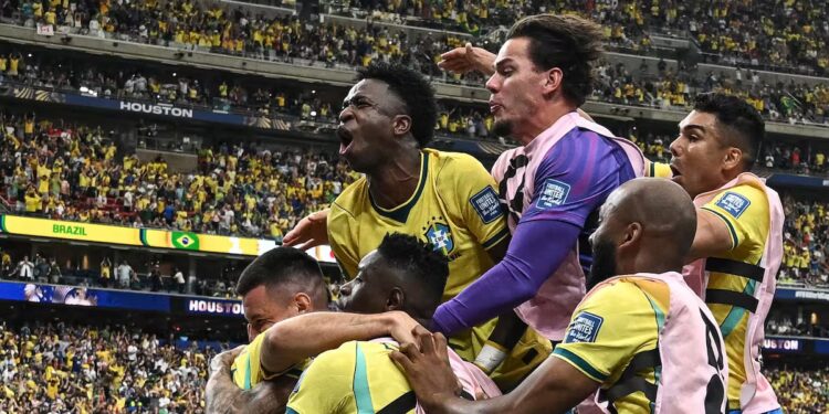 Brasil venció a Japón en los últimos minutos y clasificó a octavos de final