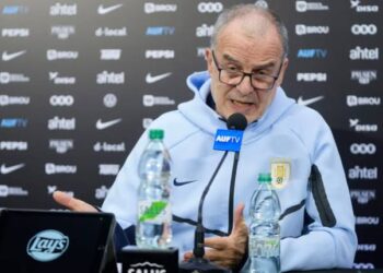 Escándalo en Uruguay: el hermano de un jugador acusó a Bielsa de provocar la lesión de un titular