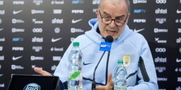 Escándalo en Uruguay: el hermano de un jugador acusó a Bielsa de provocar la lesión de un titular