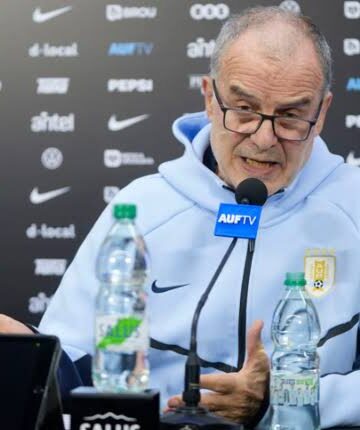 Escándalo en Uruguay: el hermano de un jugador acusó a Bielsa de provocar la lesión de un titular