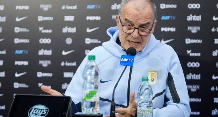 Escándalo en Uruguay: el hermano de un jugador acusó a Bielsa de provocar la lesión de un titular