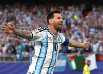 Messi y un triplete que hace historia: Argentina goleó a Argelia en el debut del Mundial