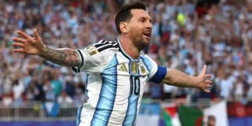 Messi y un triplete que hace historia: Argentina goleó a Argelia en el debut del Mundial