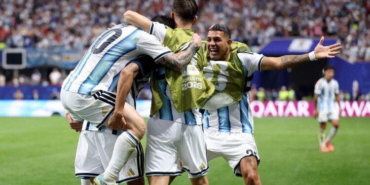 El corazón de un campeón no entiende de imposibles: Argentina avanza de ronda
