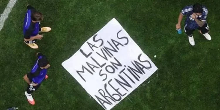 Las sanciones que podría recibir la Selección argentina por la bandera de las Islas Malvinas