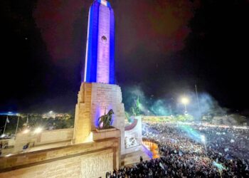 Fuegos artificiales y festejos en distintos puntos del país: la gente salió a respaldar a la Selección