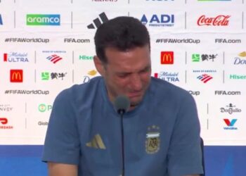 Scaloni hasta las lágrimas: el DT argentino puso en duda su continuidad tras la derrota ante España