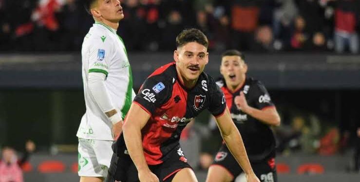 Con dos goles de Cóccaro, Newell’s venció a Banfield en el Coloso