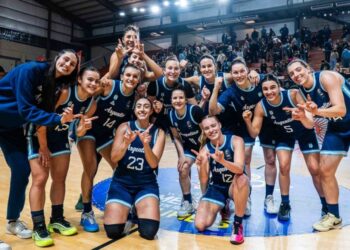 Argentina inició con victoria la defensa del título
