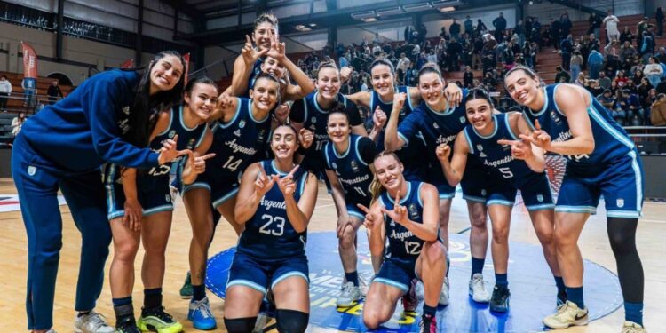 Argentina inició con victoria la defensa del título